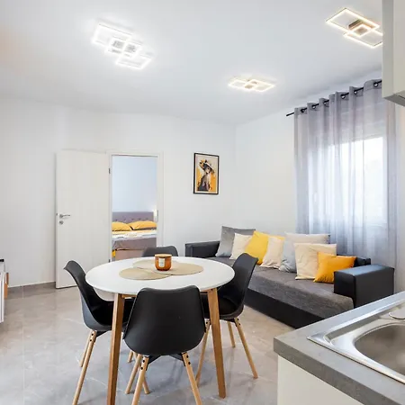Apartman Lena *