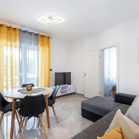 Apartman Lena *