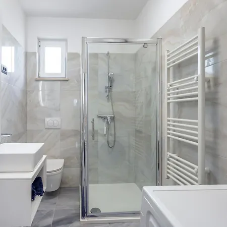 Lena Apartman